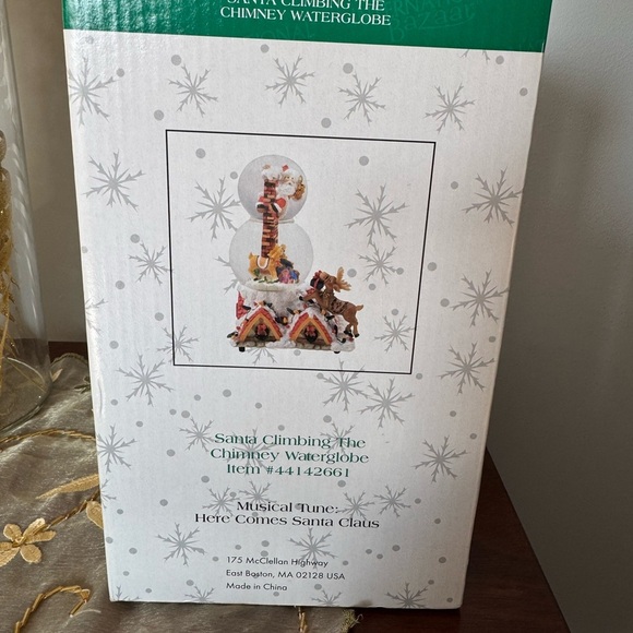 Santa Climbing the Chimney musical Waterglobe - Picture 3 of 4